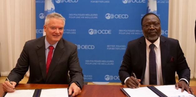 OECD Secretary General Mathias Cormann and President of the ECOWAS Commission Dr. Omar Touray signing a Memorandum of Understanding